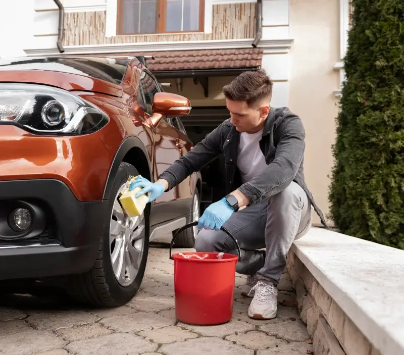 Lavage auto à domicile Sancé : professionnel intervenant sur un véhicule